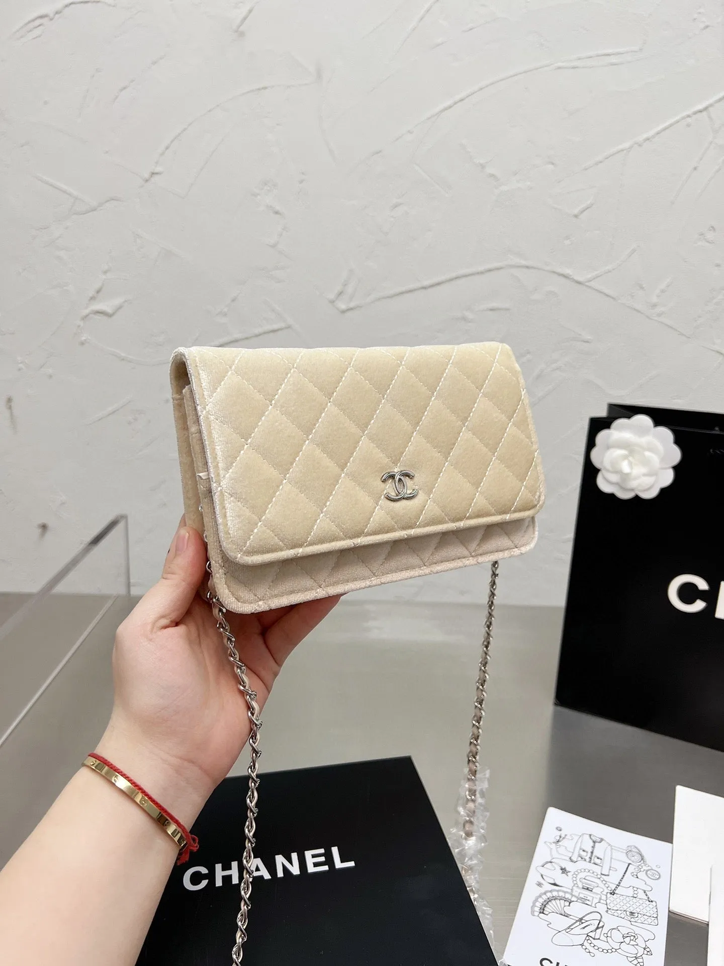 CC627 Classic Wallet on Chain / 4.8 × 7.5 × 1.4 in