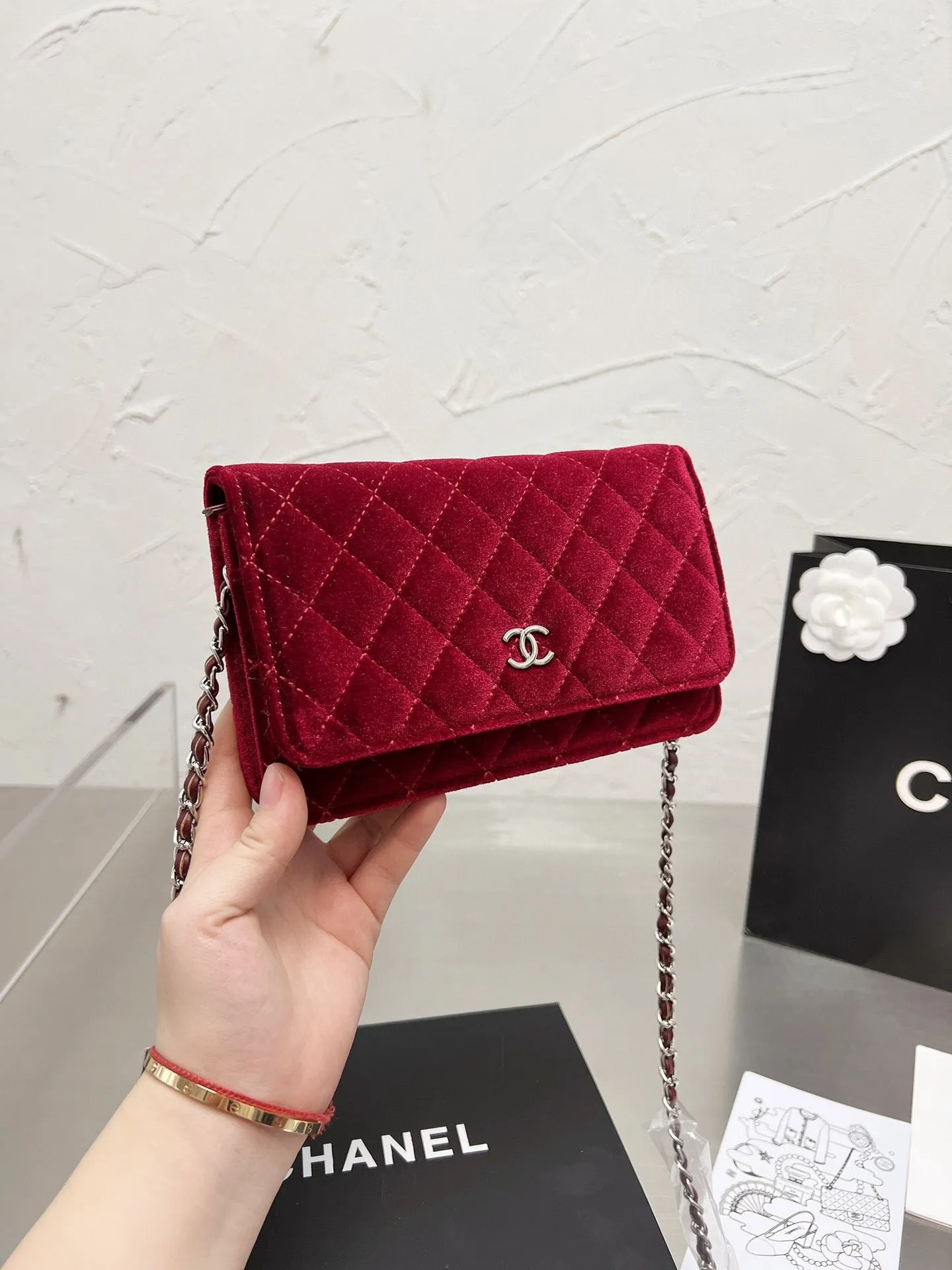 CC627 Classic Wallet on Chain / 4.8 × 7.5 × 1.4 in