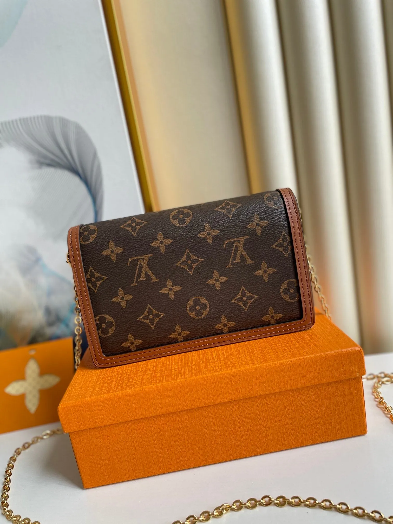 LV Dauphine Chain Wallet Combines Monogram And Monogram Reverse Canvas By Nicolas Ghesquière For Women, WoWallet 19cm LV M68746